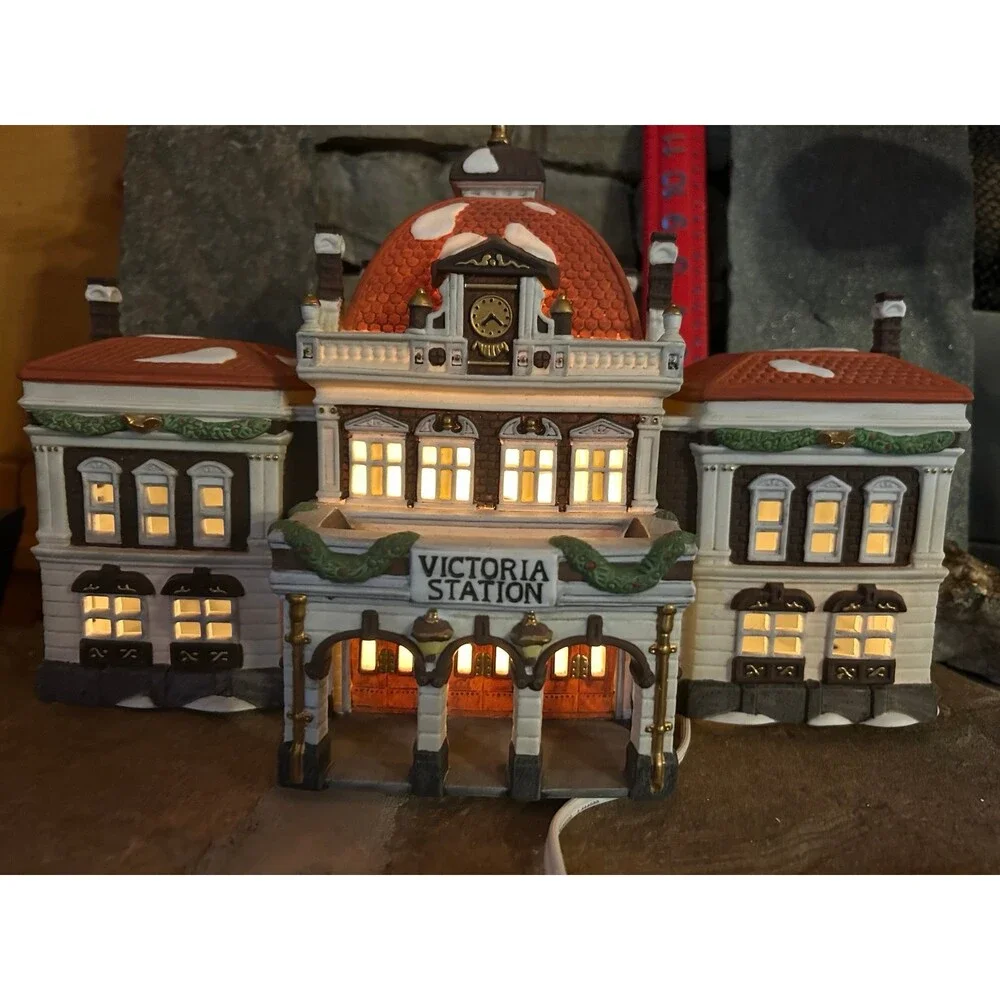 Dept 56 Heritage Heritage Village Victoria Station House Light & box Retired